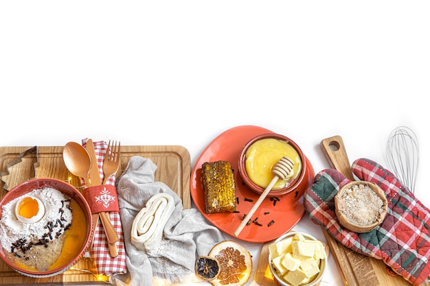 Talrijke, kolorowy stół z potrawami